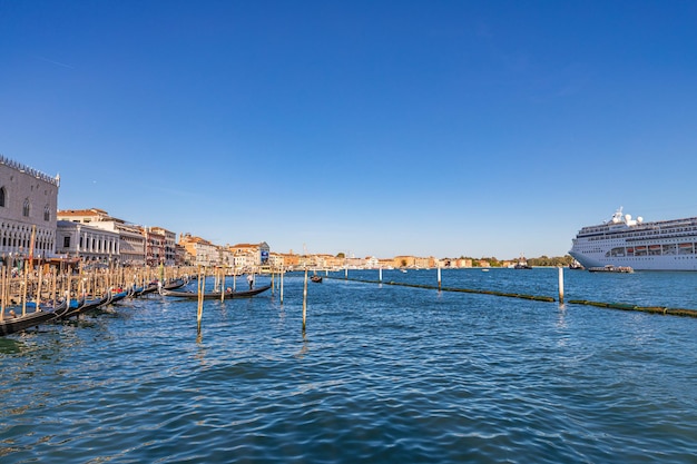 Grande nave da crociera con turisti che lasciano la città di Venezia in una giornata di sole Turismo in Europa