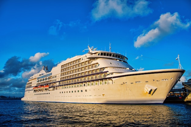 Grande nave da crociera di lusso sul mare e cielo nuvoloso al tramonto sullo sfondo ormeggiata al porto di St.Johns, Antigua