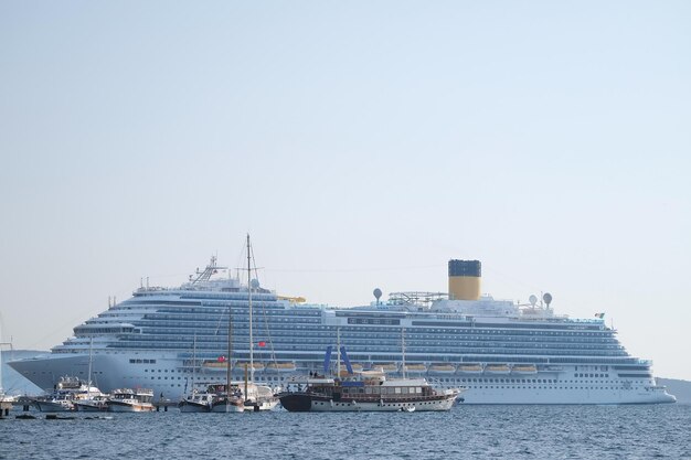 Grande nave da crociera nel porto all'orizzonte sull'acqua