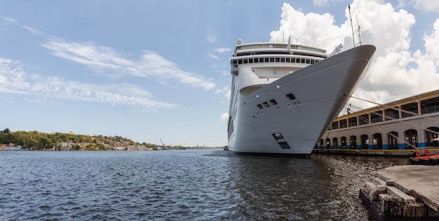 Grande nave da crociera parcheggiata presso l'Avana Port Capital City di Cuba