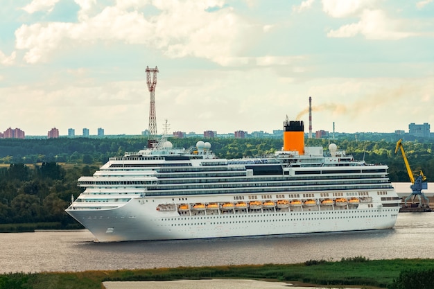 Grande nave da crociera reale in arrivo. Servizi di viaggio e spa