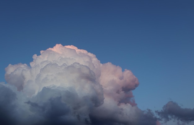 Grande nuvola bianca nel mezzo del primo piano del cielo blu