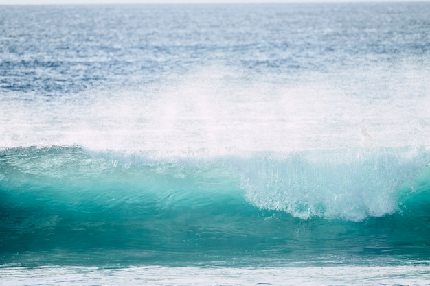 Grande onda di rigonfiamento con schiuma bianca ad alto impatto energetico perfetta per l'attività di surf e body board