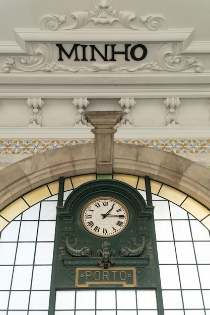 Grande orologio meccanico della stazione ferroviaria di Sao Bento a Porto Portogallo