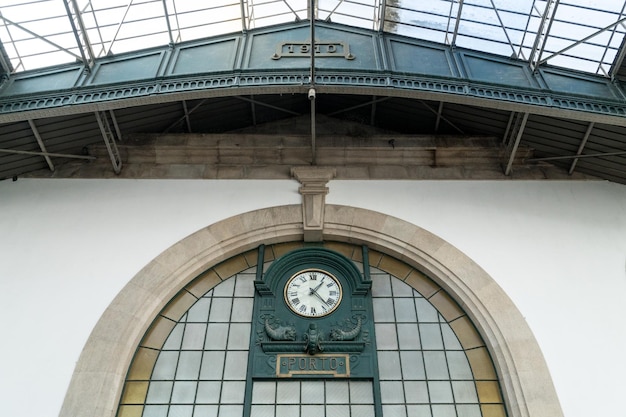 Grande orologio meccanico della stazione ferroviaria di Sao Bento a Porto Portogallo