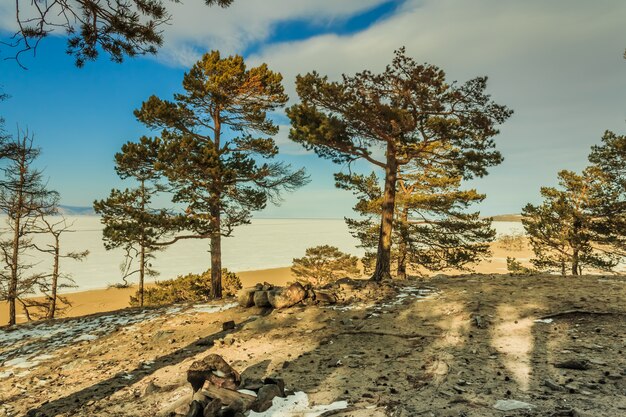 Grande paesaggio nel lago Baikal di inverno, Siberia, Russia.