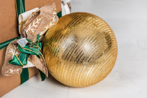 Grande palla d'oro di Natale con regalo.