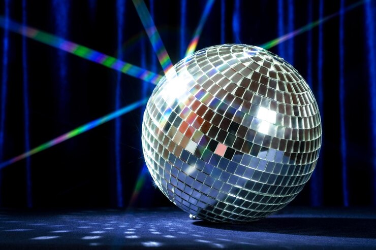 Grande palla da discoteca su uno sfondo di tende di velluto blu