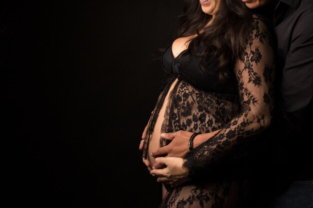 Grande pancia incinta bambino che porta la maternità