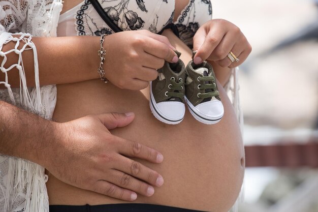 Grande pancia incinta bambino che porta la maternità