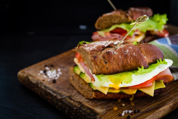 Grande panino con prosciutto chese e uovo di avocado