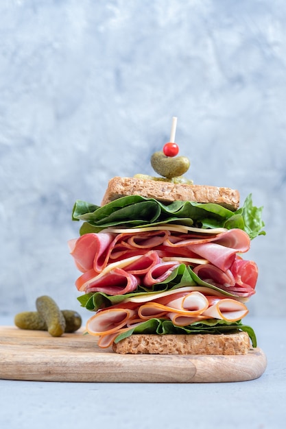 Grande panino con prosciutto, salumi e verdure