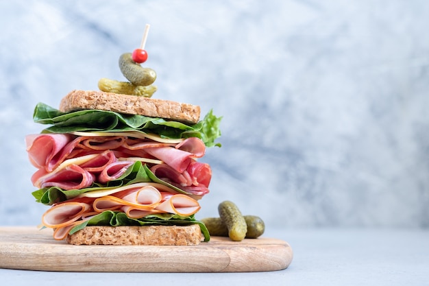 Grande panino con prosciutto, salumi e verdure