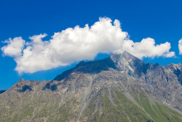 Grande picco di montagna con nuvole