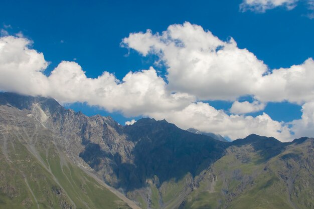 Grande picco di montagna con nuvole