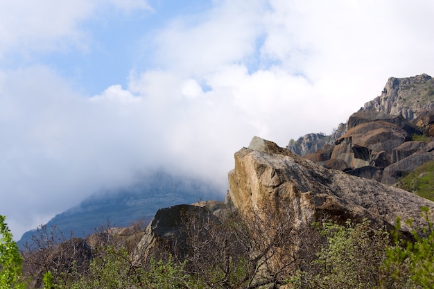 Grande pietra sulla montagna rocciosa (Monte Demerdzhi, Crimea, Ucraina)