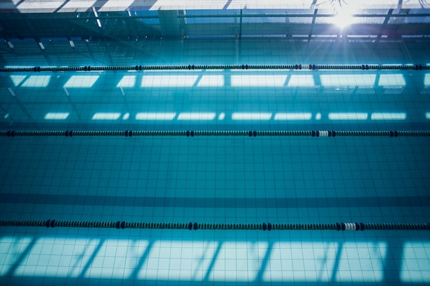 Grande piscina con la luce del sole in streaming