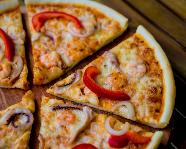 Grande pizza su un tavolo di legno. Ristorante.