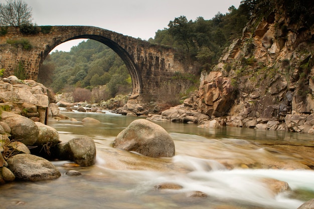 Grande ponte con cascata in Estremadura