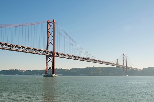 Grande ponte di metallo rosso a Lisbona