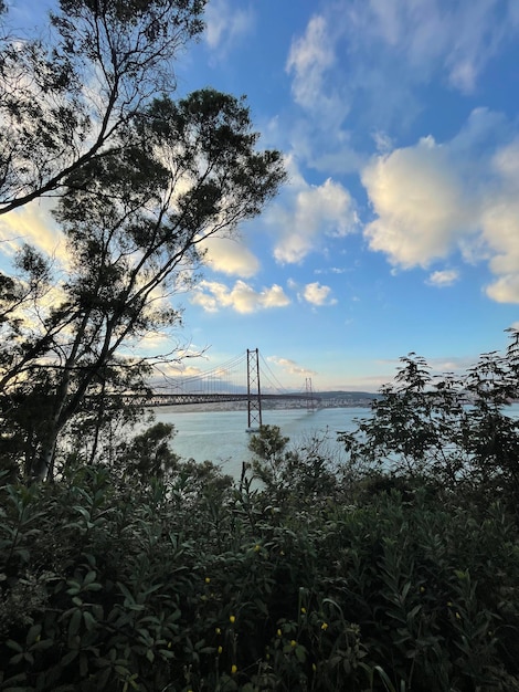 Grande ponte rosso a Lisbona.