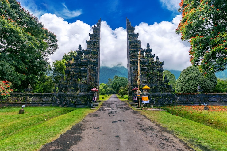 Grande portone dell'entrata in Bali, Indonesia.
