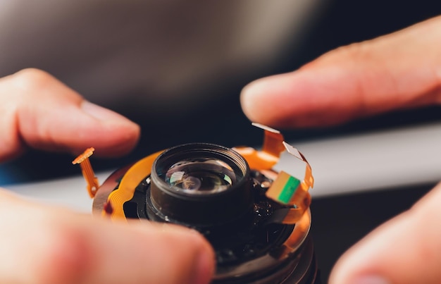 Grande processo di disassemblaggio delle lenti delle fotocamere digitali professionali Smontare le ottiche DSLR rotte sul tavolo nel laboratorio