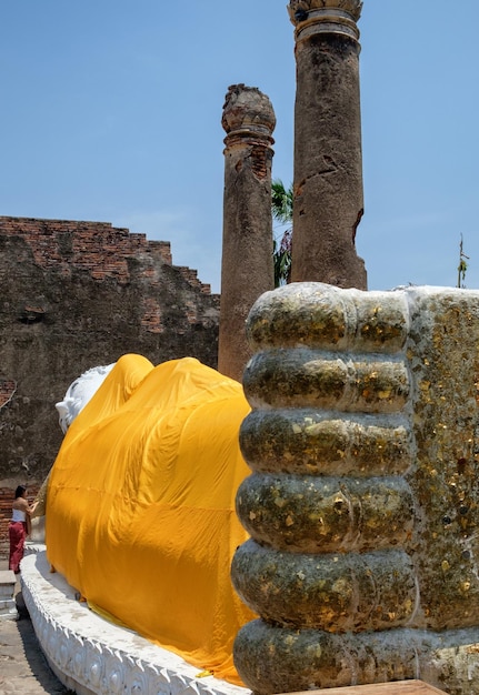 Grande punto di riferimento della postura del sonno del buddha bianco