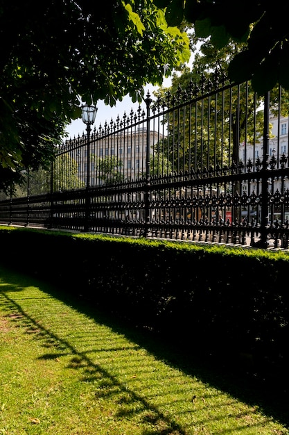 Grande recinzione metallica del parco Burggarten a Vienna