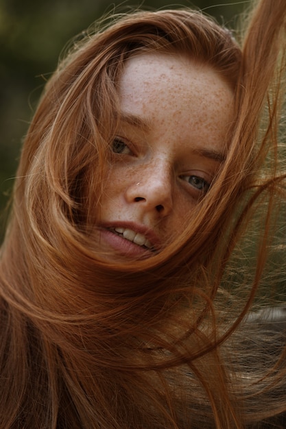 Grande ritratto di una ragazza dai capelli rossi con le lentiggini