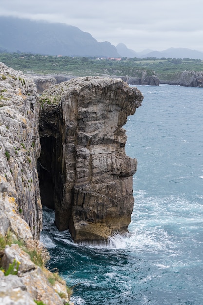 Grande roccia nella linea costiera delle Asturie nel nord della Spagna