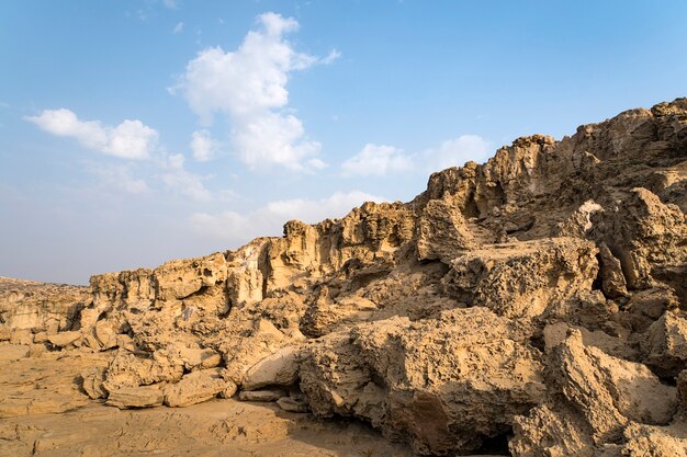 Grande roccia. Pendio pietroso. Paesaggi di Cipro. Questo ha un tracciato di ritaglio.