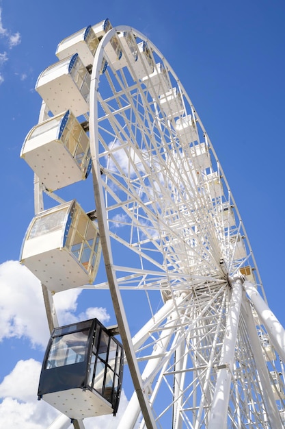 Grande ruota panoramica bianca contro lo skyxA blu