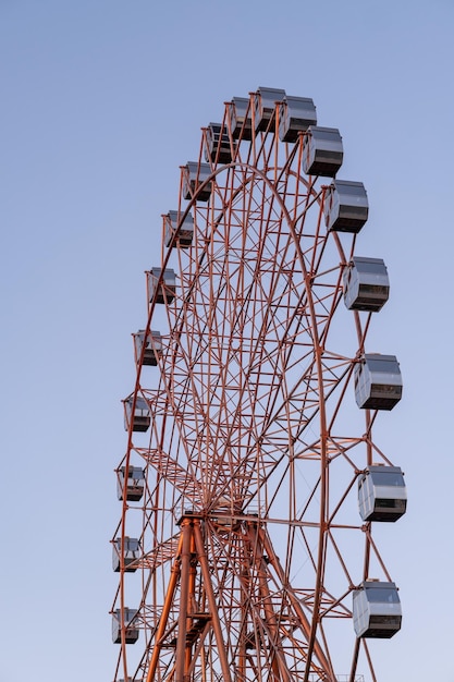 Grande ruota panoramica contro il cielo al tramonto