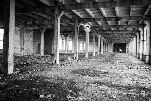 Grande sala industriale della fabbrica abbandonata.