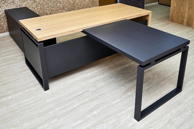Grande scrivania direzionale realizzata in legno impiallacciato rovere con smalto grigio scuro in stile minimal di tendenza