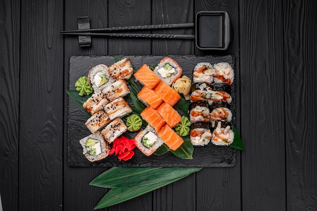 Grande set di cibo asiatico Sushi e rotoli su uno sfondo scuro
