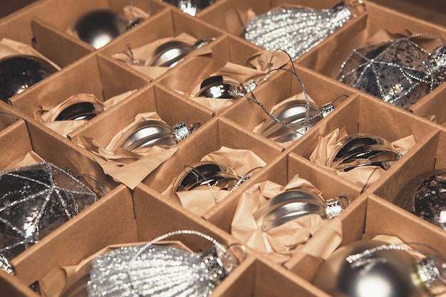 Grande set di palline di lusso in vetro argento. Immagine in stile retrò di decorazioni natalizie vintage in una scatola.