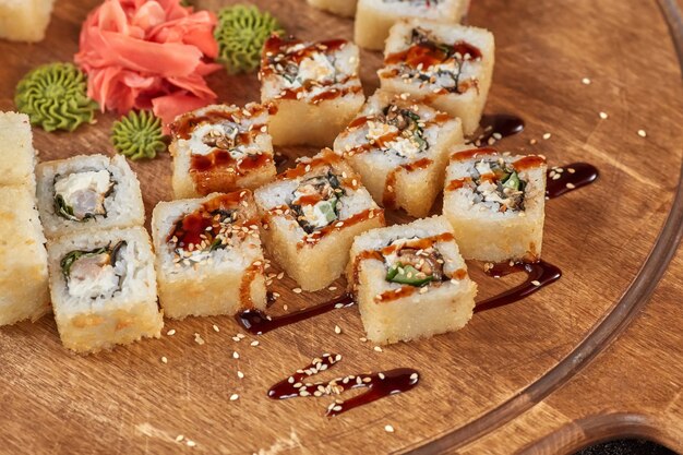 Grande set di rotoli di maki sushi di cibo giapponese