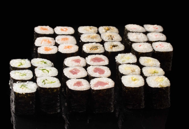 Grande set di sushi su sfondo nero.Ð piatto tradizionale della cucina asiatica.