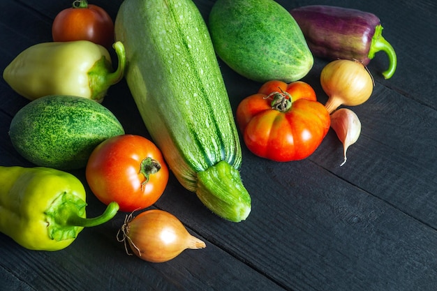 Grande set di verdure fresche per la dieta dell'insalata sul tavolo vintage Cucinare l'insalata nella cucina del ristorante