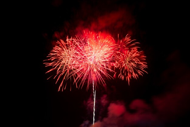 Grande sfondo rosso fuochi d&#39;artificio con lo spazio della copia per la celebrazione del nuovo anno o vacanza speciale