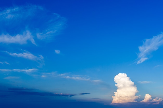 Grande singola nuvola in un cielo blu