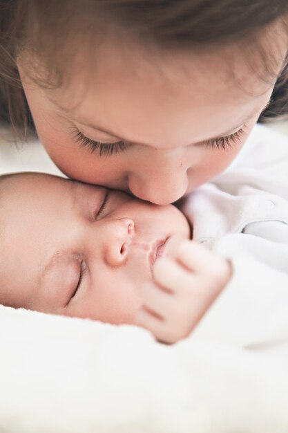 Grande sorella con suo fratello neonato, concetto di amore sorella