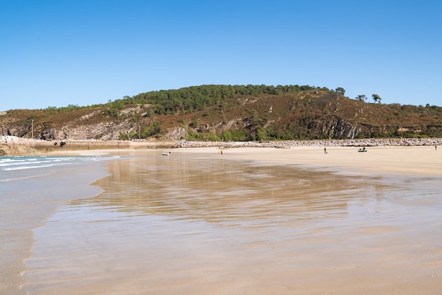 Grande spiaggia di sabbia nella città di "Sables d'or les pins" in Bretagna con la bassa marea in estate