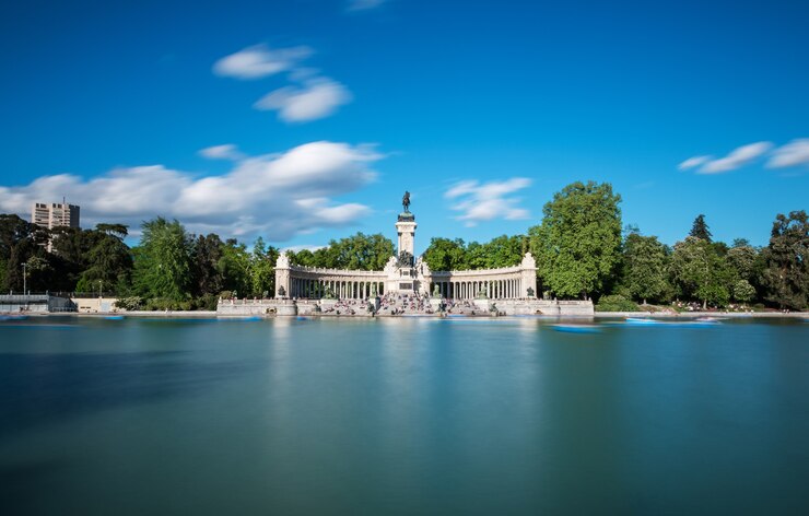 Grande stagno e monumento ad Alfonso XII nel Parco del Retiro Parque del Buen Retiro a Madrid