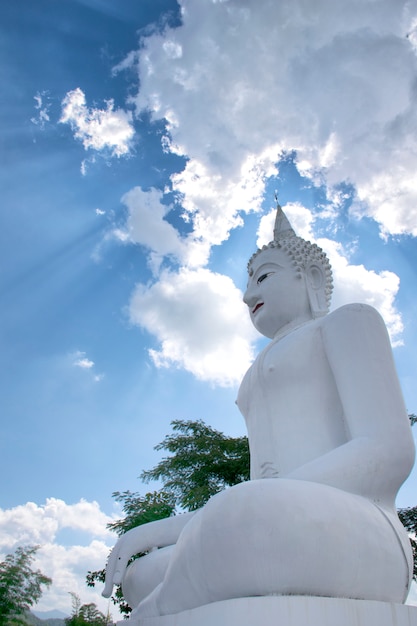 Grande statua bianca di Buddha con cielo blu Wat Chom tham a mea sopra in Chiang Mai, Tailandia