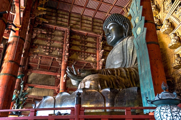 Grande statua bronzea del Buddha nel tempio di Todaiji, nella prefettura di Nara, Giappone