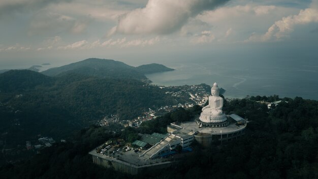 grande statua del buddha bianco in cima al punto di vista della montagna