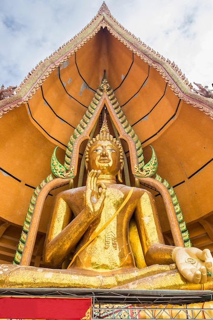 Grande statua del Buddha d'oro nel tempio